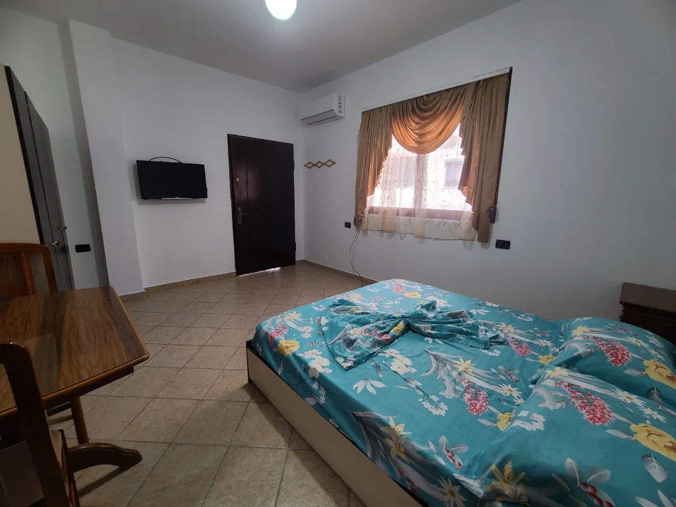 Tirane, jepet me qera apartament 1+1 Kati 3, 300 € (Rruga 5 maji)