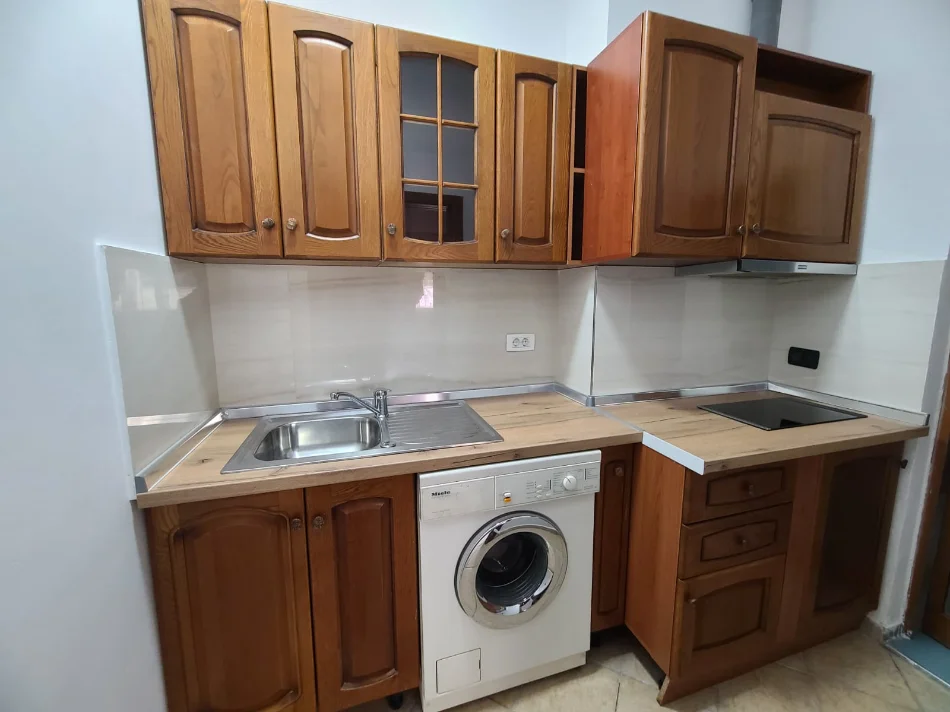 Tirane, jepet me qera apartament 1+1 Kati 3, 300 € (Rruga 5 maji)