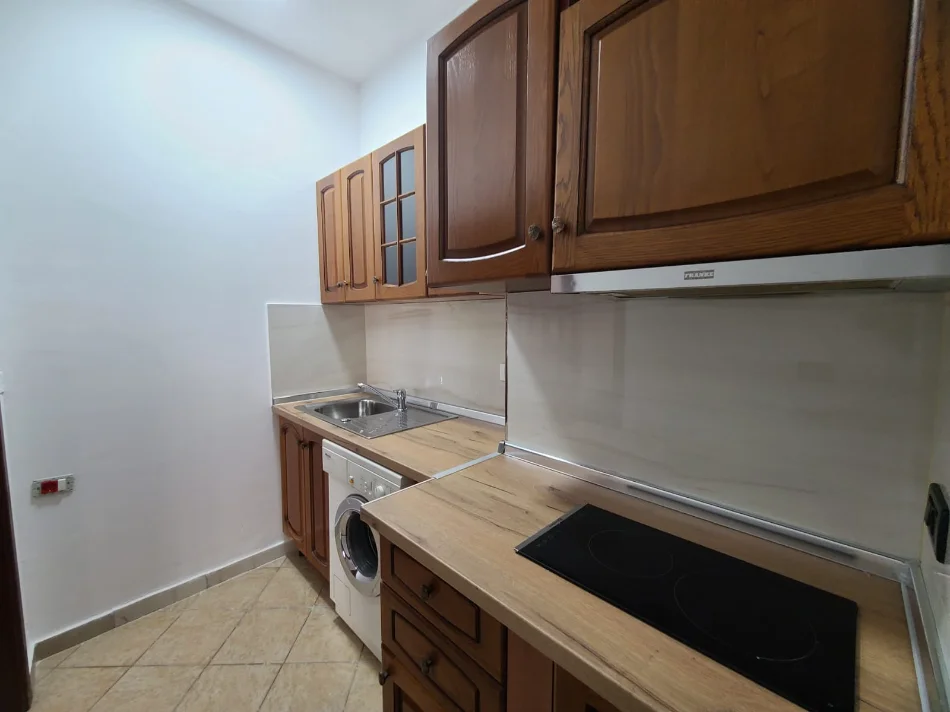 Tirane, jepet me qera apartament 1+1 Kati 3, 300 € (Rruga 5 maji)