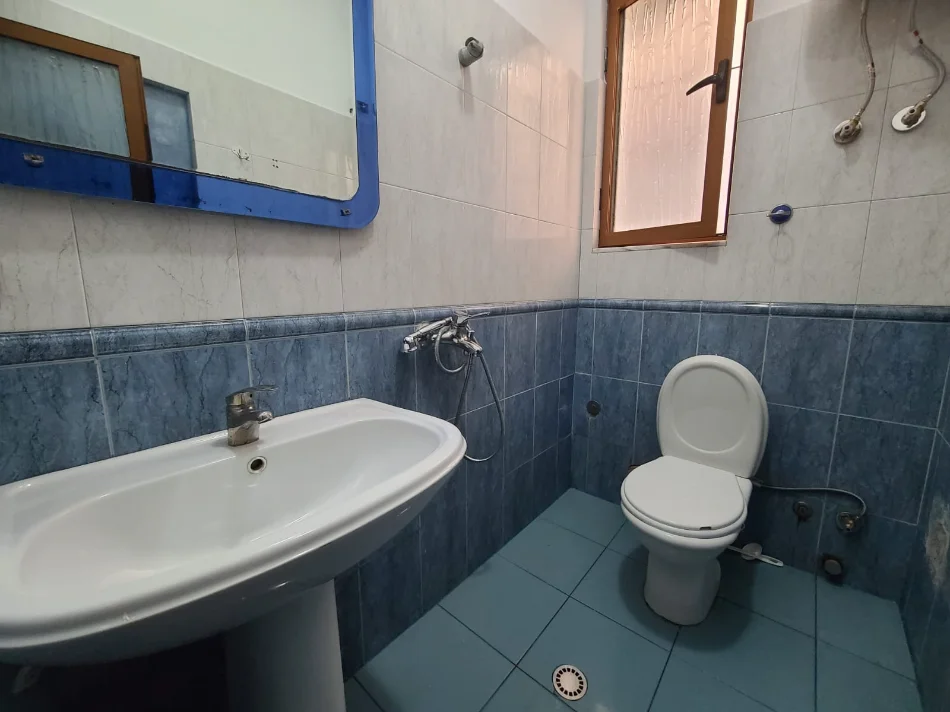 Tirane, jepet me qera apartament 1+1 Kati 3, 300 € (Rruga 5 maji)