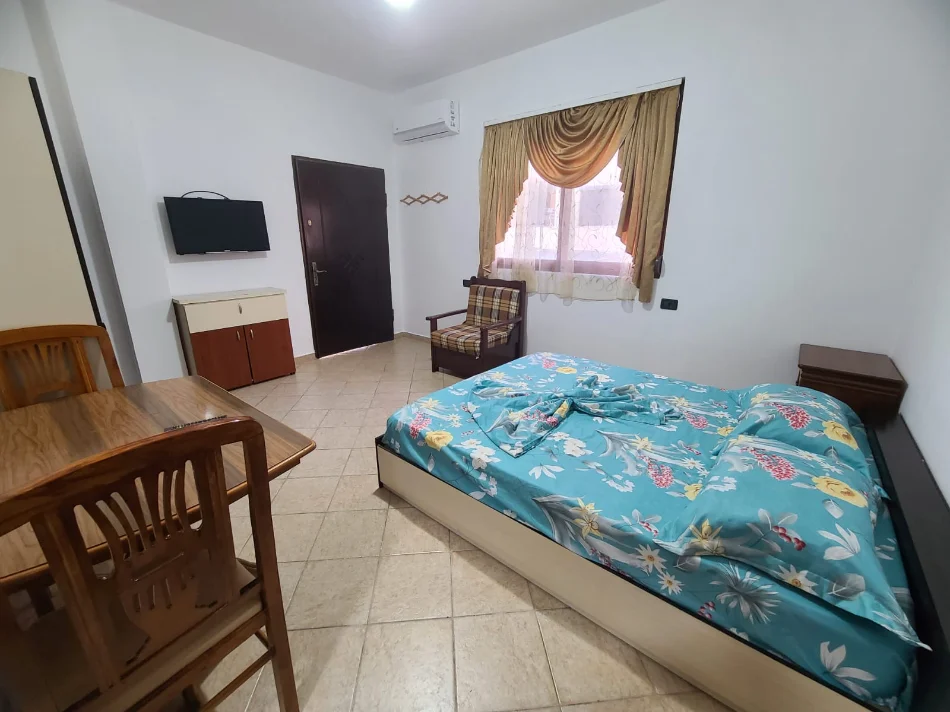 Tirane, jepet me qera apartament 1+1 Kati 3, 300 € (Rruga 5 maji)