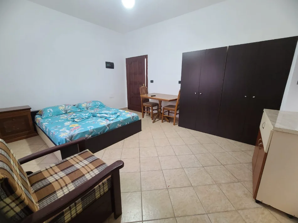 Tirane, jepet me qera apartament 1+1 Kati 3, 300 € (Rruga 5 maji)