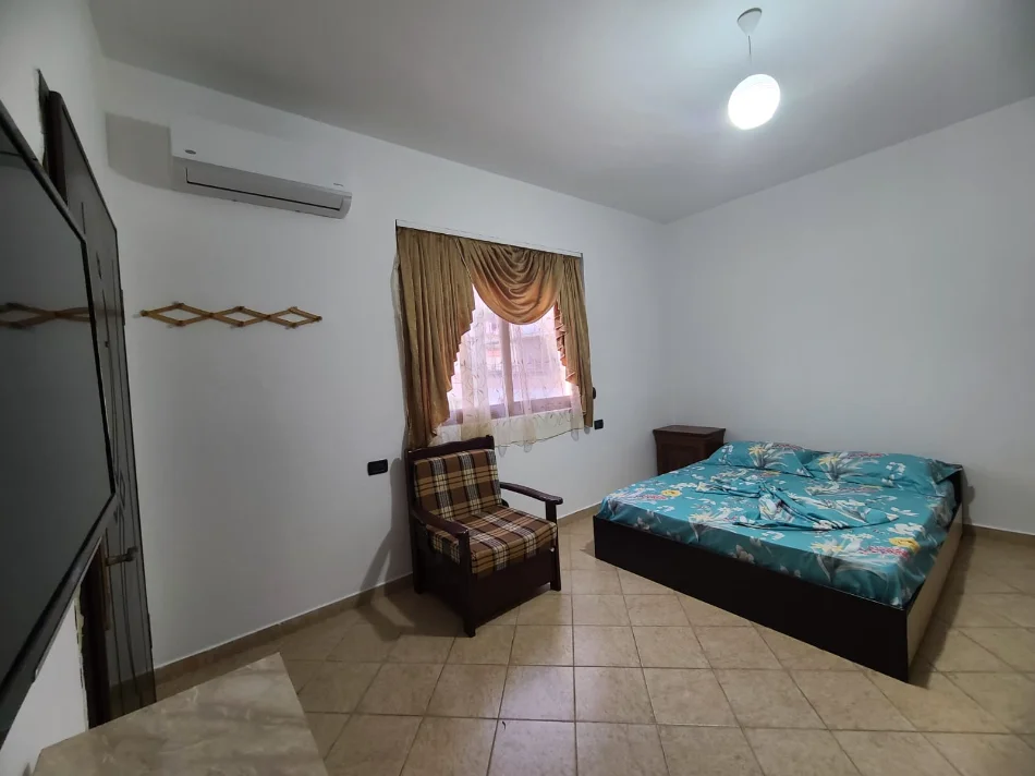 Tirane, jepet me qera apartament 1+1 Kati 3, 300 € (Rruga 5 maji)