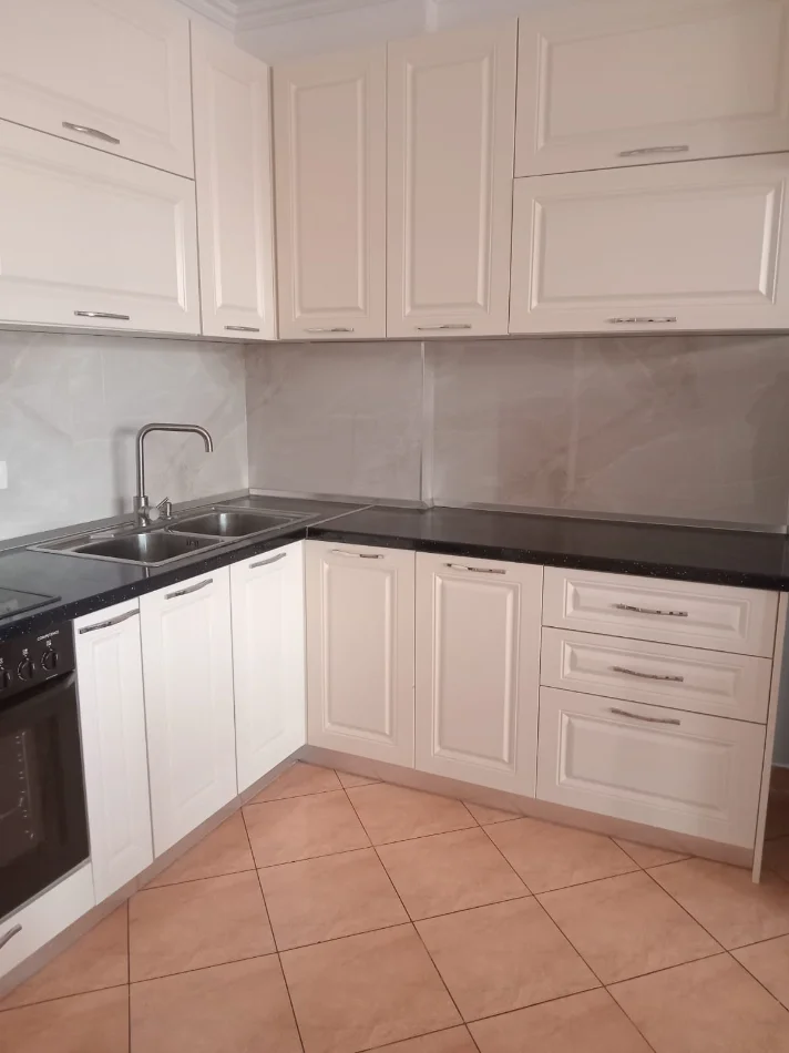 Tirane, jepet me qera apartament 1+1+Ballkon Kati 5, 68 m² 450 € (Te Globe, perball pallatit me shigjeta)