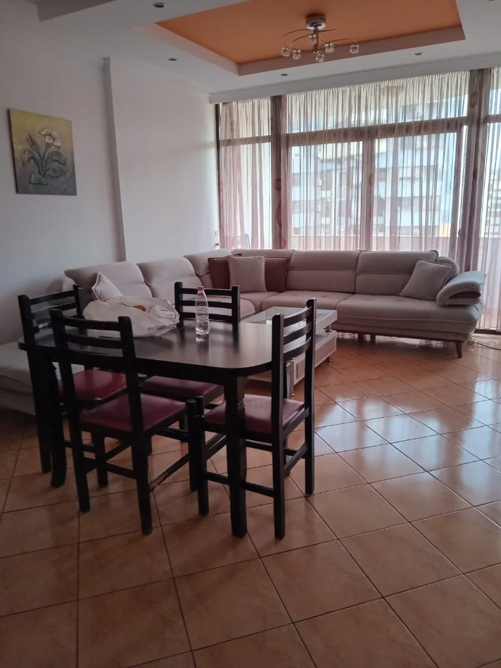 Tirane, jepet me qera apartament 1+1+Ballkon Kati 5, 68 m² 450 € (Te Globe, perball pallatit me shigjeta)