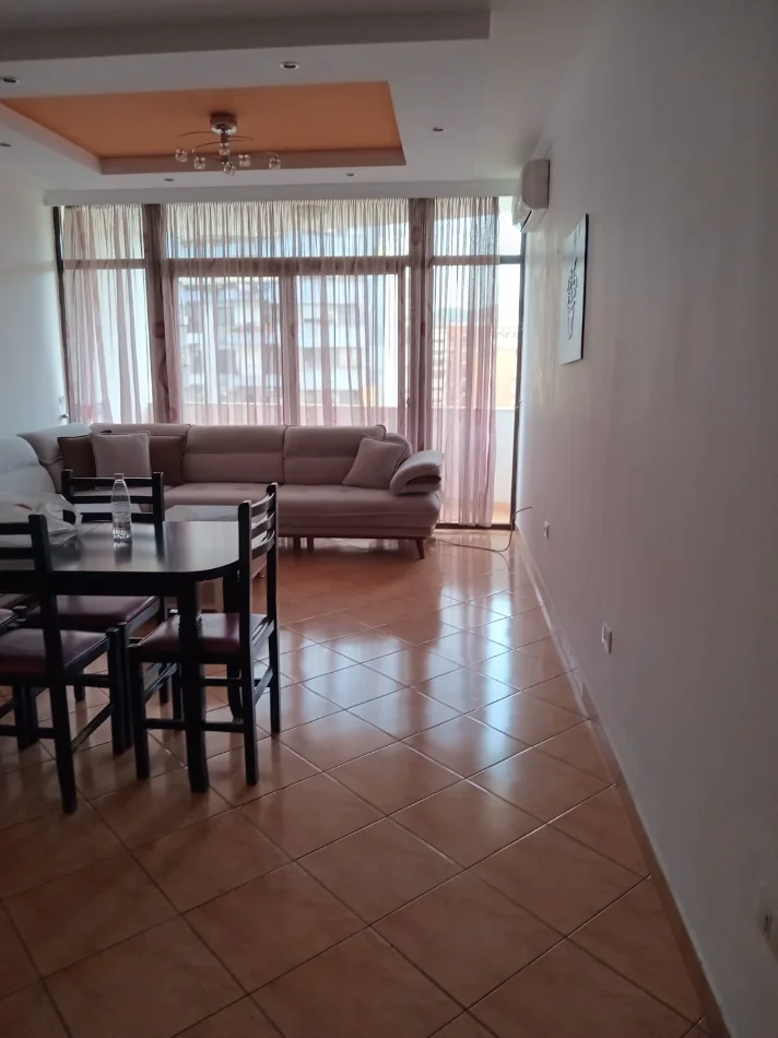 Tirane, jepet me qera apartament 1+1+Ballkon Kati 5, 68 m² 450 € (Te Globe, perball pallatit me shigjeta)