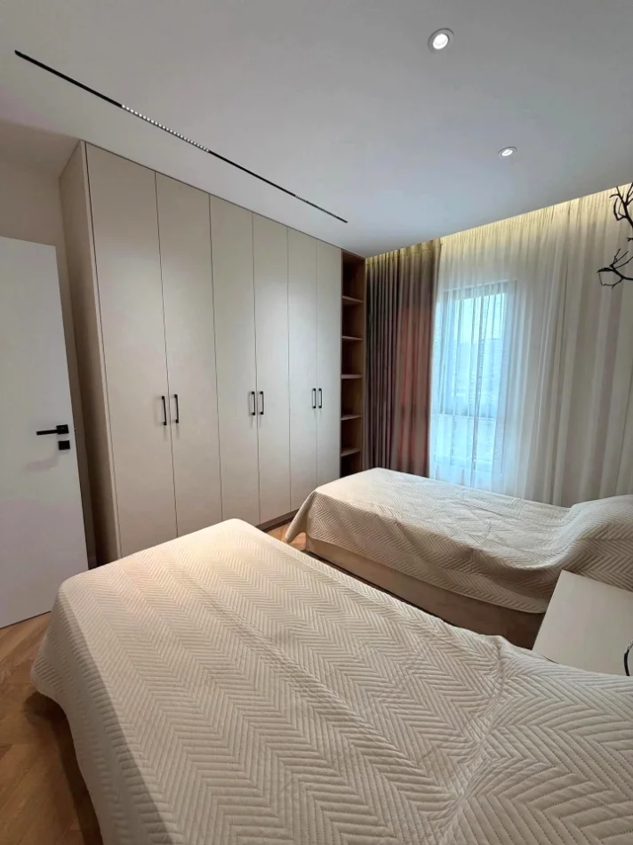 Tirane, shitet apartament 2+1+Ballkon , 101 m² 240.000 € 