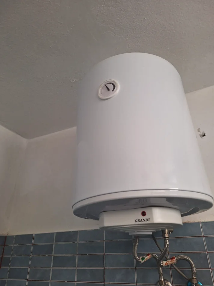 TIRANË, shes Bolier OKAZION. SHITEN 28DUSHE/BOLIER TË MARKËS GRANDI/50 l - 55€, PËR HOTELE OSE AMBIENTE TË NDRYSHME