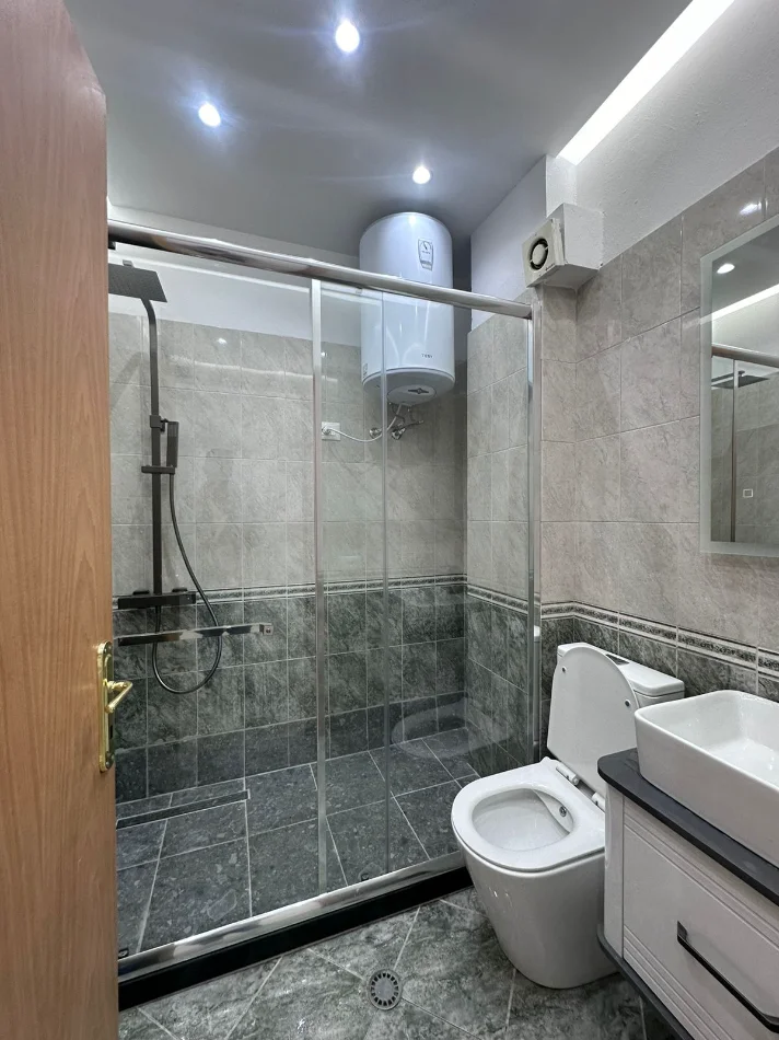 Tirane, jepet me qera apartament 2+1+Aneks+Ballkon Kati 2, 60.000 € 