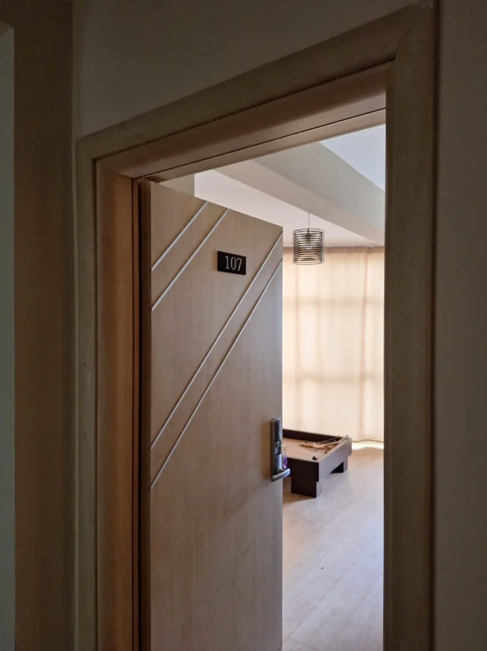 Tirane, shes aksesore OKAZION. MBYLLET HOTEL GOLEM. SHITEN 50 DYER DRURI = 45€/copa + 50 DYER TUALETI = 35€ ( i njëjti model )