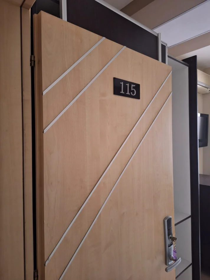 Tirane, shes aksesore OKAZION. MBYLLET HOTEL GOLEM. SHITEN 50 DYER DRURI = 45€/copa + 50 DYER TUALETI = 35€ ( i njëjti model )