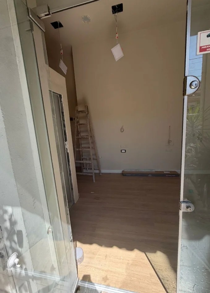 Tirane, shitet dyqan Kati 0, 24 m² 165.000 € (rruga barrikadave)