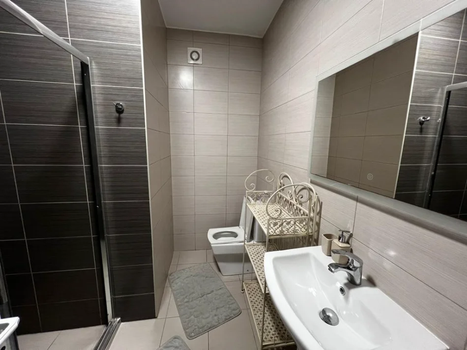 Tirane, jepet me qera apartament 2+1+Aneks+Ballkon Kati 4, 100 m² 899 €  Prane Kika 2 )