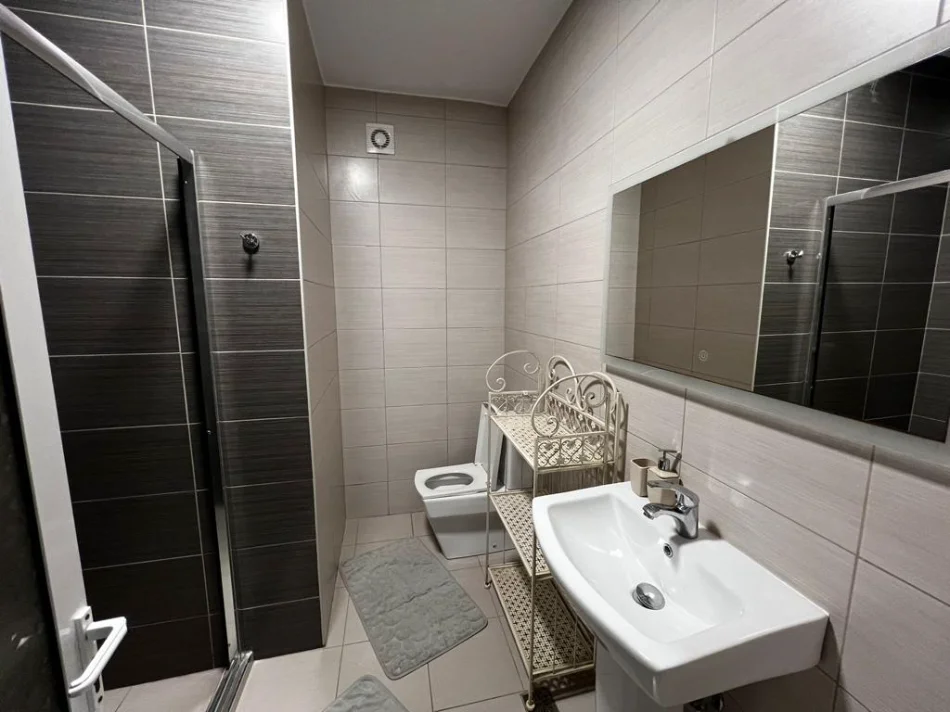 Tirane, jepet me qera apartament 2+1+Aneks+Ballkon Kati 4, 100 m² 899 €  Prane Kika 2 )