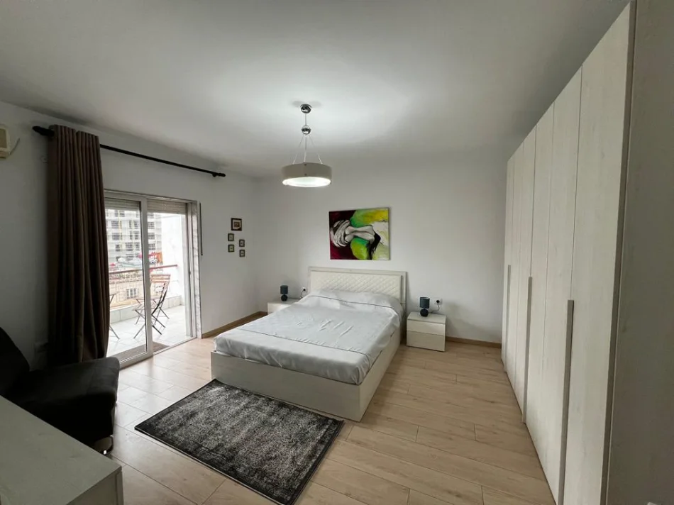 Tirane, jepet me qera apartament 2+1+Aneks+Ballkon Kati 4, 100 m² 899 €  Prane Kika 2 )