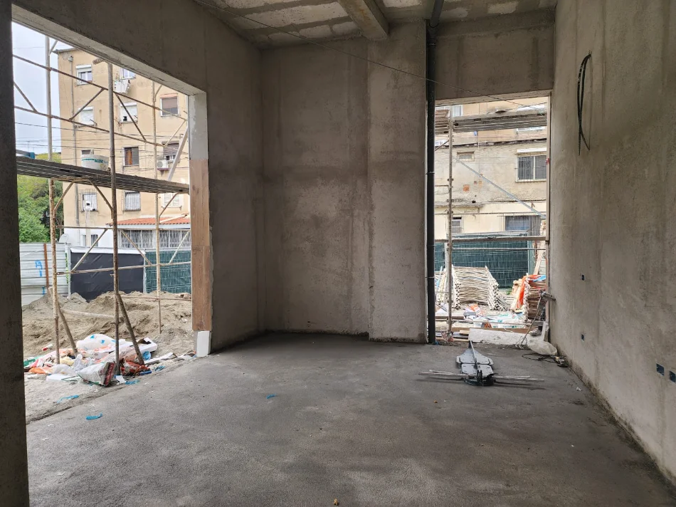 Tirane, Liste me oferta dyqan Kati 0, 32 m² 