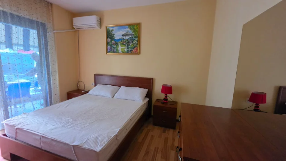 Tirane, jepet me qera apartament 1+1+Ballkon Kati 4, 75 m² 700 € (Rruga e kosovarve)