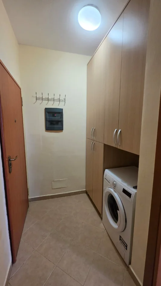 Tirane, jepet me qera apartament 1+1+Ballkon Kati 4, 75 m² 700 € (Rruga e kosovarve)