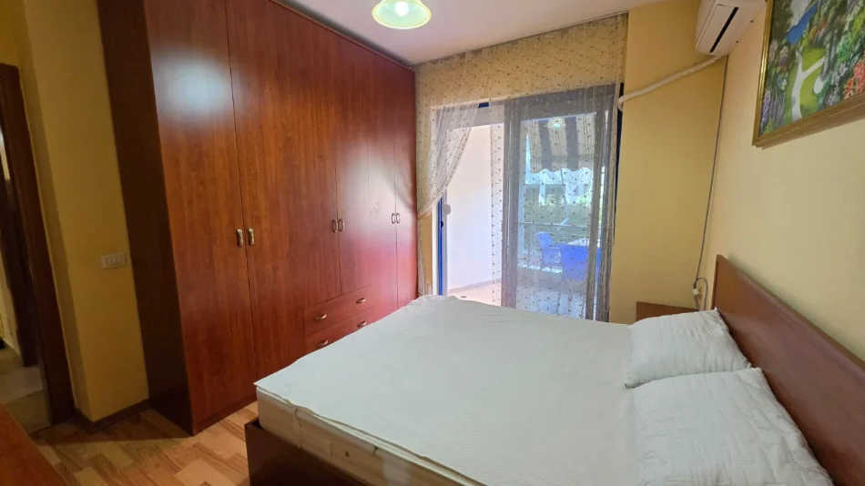 Tirane, jepet me qera apartament 1+1+Ballkon Kati 4, 75 m² 700 € (Rruga e kosovarve)