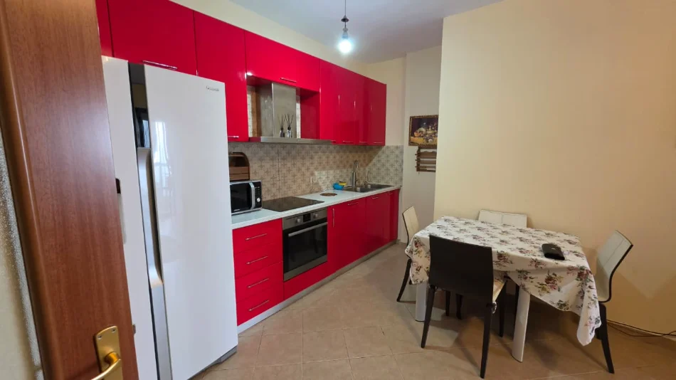 Tirane, jepet me qera apartament 1+1+Ballkon Kati 4, 75 m² 700 € (Rruga e kosovarve)