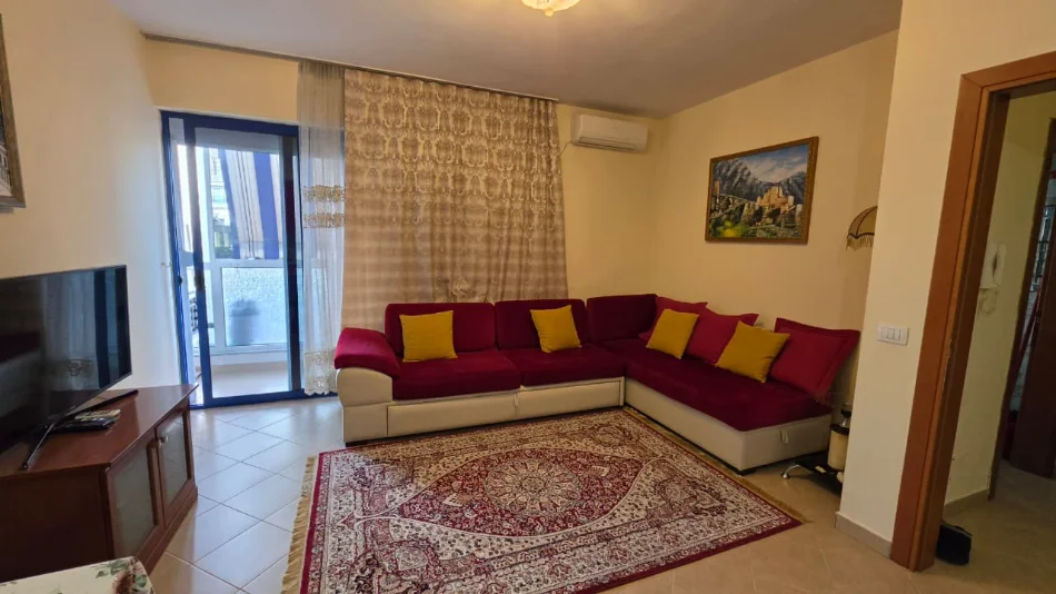 Tirane, jepet me qera apartament 1+1+Ballkon Kati 4, 75 m² 700 € (Rruga e kosovarve)