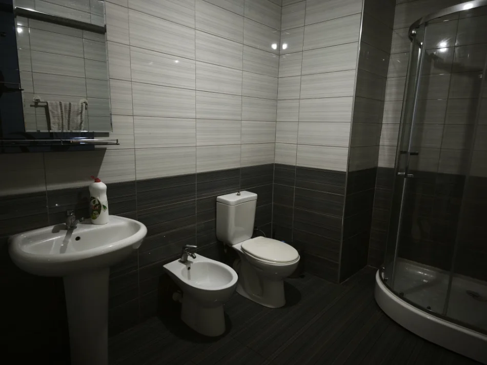 Tirane, jepet me qera Apartament 1+1, Kati 3, 65 m², Çmimi 40.000 Lekë të Reja, tek Terminali, Kthesa Kamzës,Tirane.