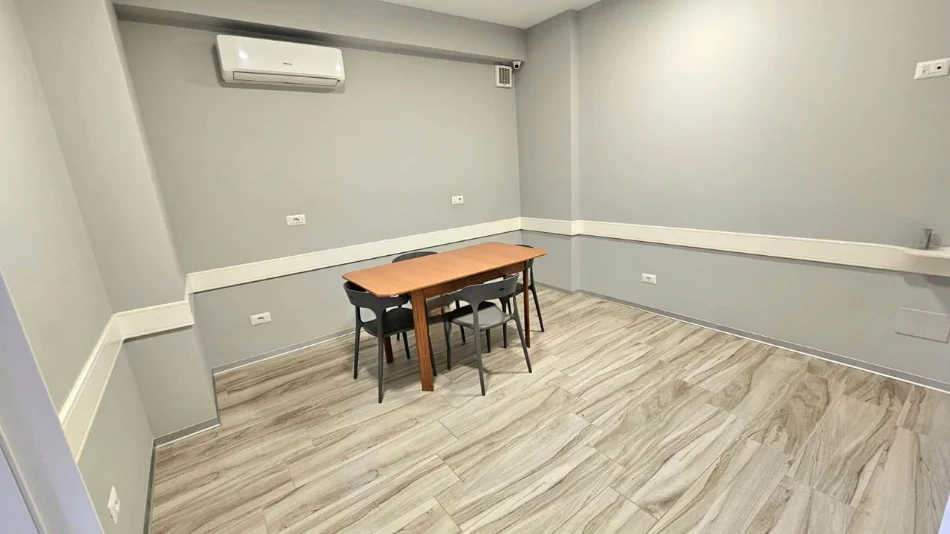 Tirane, jepet me qera aktivitet biznesi Kati 2, 110 m² 700 € (Rruga bulevardi Zhan D'Ark)