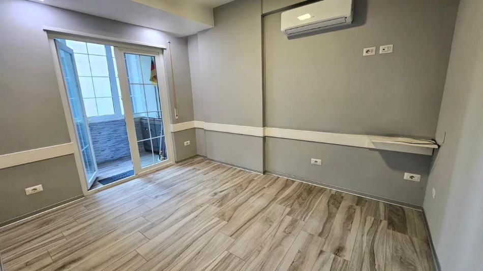 Tirane, jepet me qera apartament 4+1+Ballkon Kati 2, 110 m² 600 € (Bulevardi Zhan Dark)
