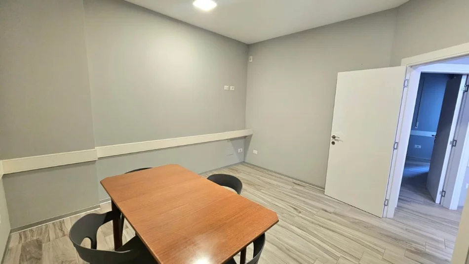 Tirane, jepet me qera aktivitet biznesi Kati 2, 110 m² 700 € (Rruga bulevardi Zhan D'Ark)