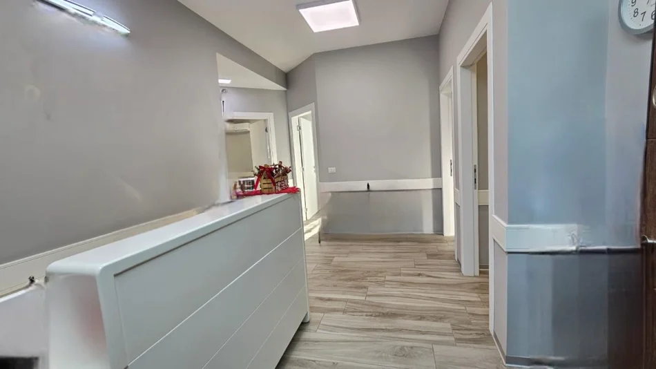 Tirane, jepet me qera aktivitet biznesi Kati 2, 110 m² 700 € (Rruga bulevardi Zhan D'Ark)