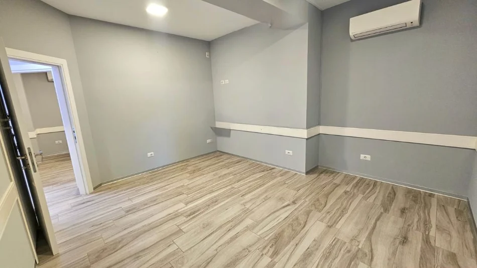 Tirane, jepet me qera aktivitet biznesi Kati 2, 110 m² 700 € (Rruga bulevardi Zhan D'Ark)