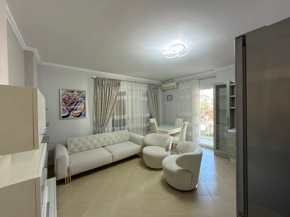 Tirane, jepet me qera apartament 1+1+Ballkon Kati 3, 66 m² 650 € (Pranë Market Joena, Rruga Frederik Shiroka, 21 Dhjetori, Tiranë)