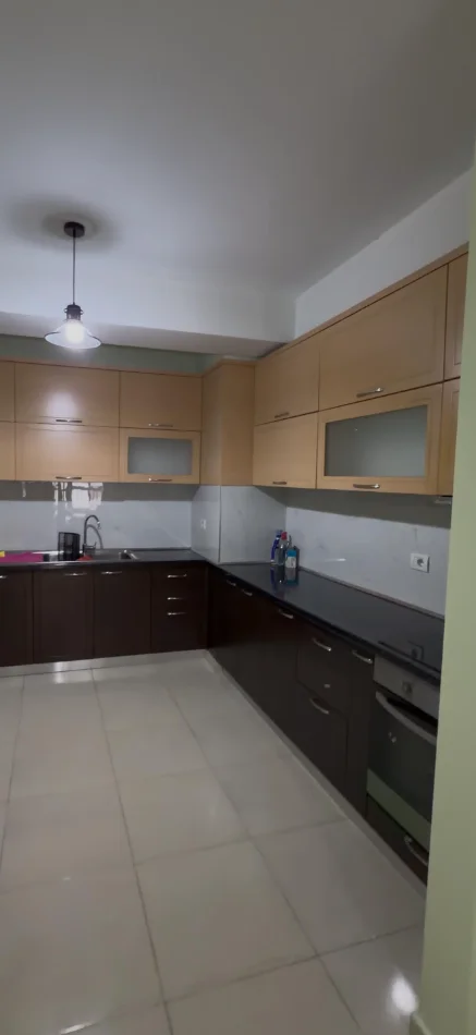 Tirane, jepet me qera apartament 1+1+Aneks+Ballkon Kati 4, 600 €
