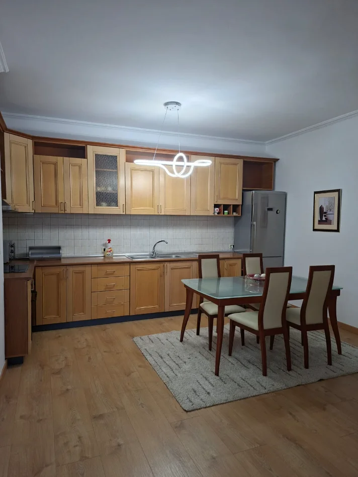 Tirane, jepet me qera Apartament 2+1+Ballkon Kati 8, 145 m², 1000 € tek Sheshi WILSON,Tirane.