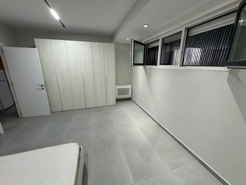 Tirane, jepet me qera apartament 1+1 Kati -1, 75 m² 400 € (Shkolla e bashkuar)
