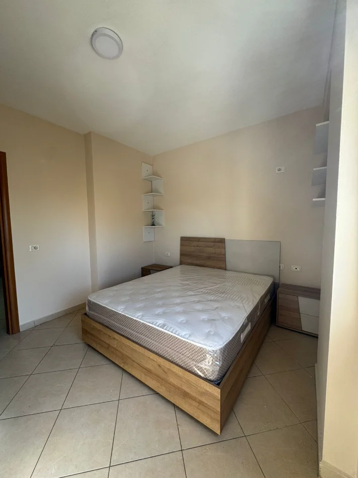 Tirane, jepet me qera Apartament 2+1 Kati 4, Cmimi 65.000 Lekë të Reja,(Pazari i Ri, Rruga Riza Cerova, Tiranë)