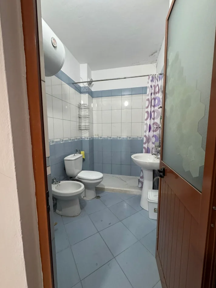 Tirane, jepet me qera Apartament 2+1 Kati 4, Cmimi 65.000 Lekë të Reja,(Pazari i Ri, Rruga Riza Cerova, Tiranë)