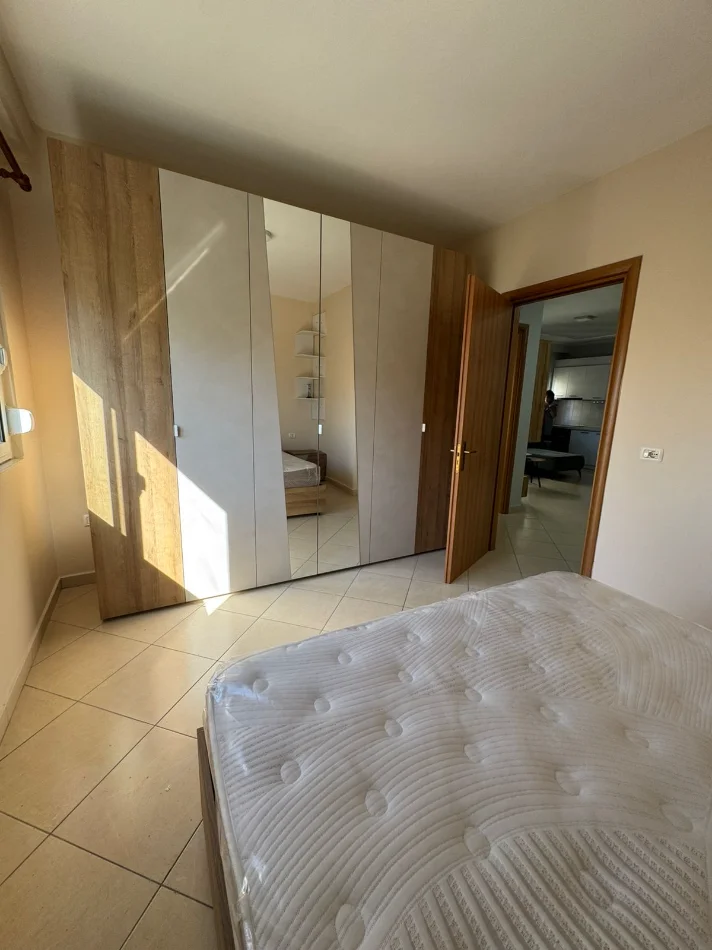 Tirane, jepet me qera Apartament 2+1 Kati 4, Cmimi 65.000 Lekë të Reja,(Pazari i Ri, Rruga Riza Cerova, Tiranë)