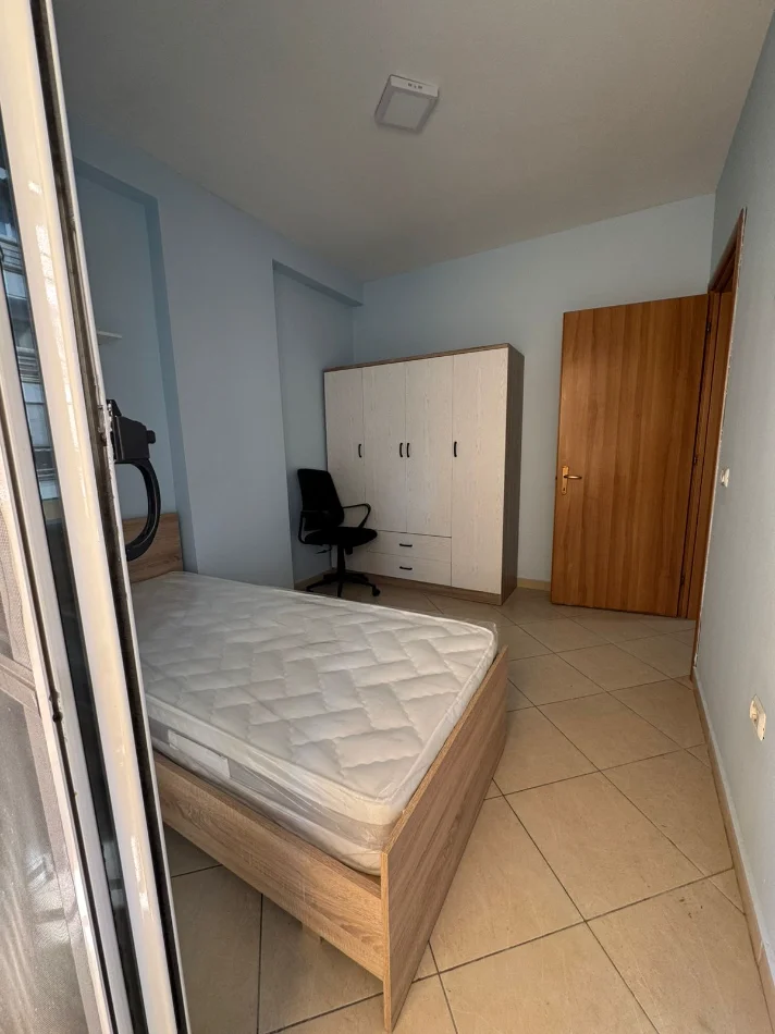 Tirane, jepet me qera Apartament 2+1 Kati 4, Cmimi 65.000 Lekë të Reja,(Pazari i Ri, Rruga Riza Cerova, Tiranë)