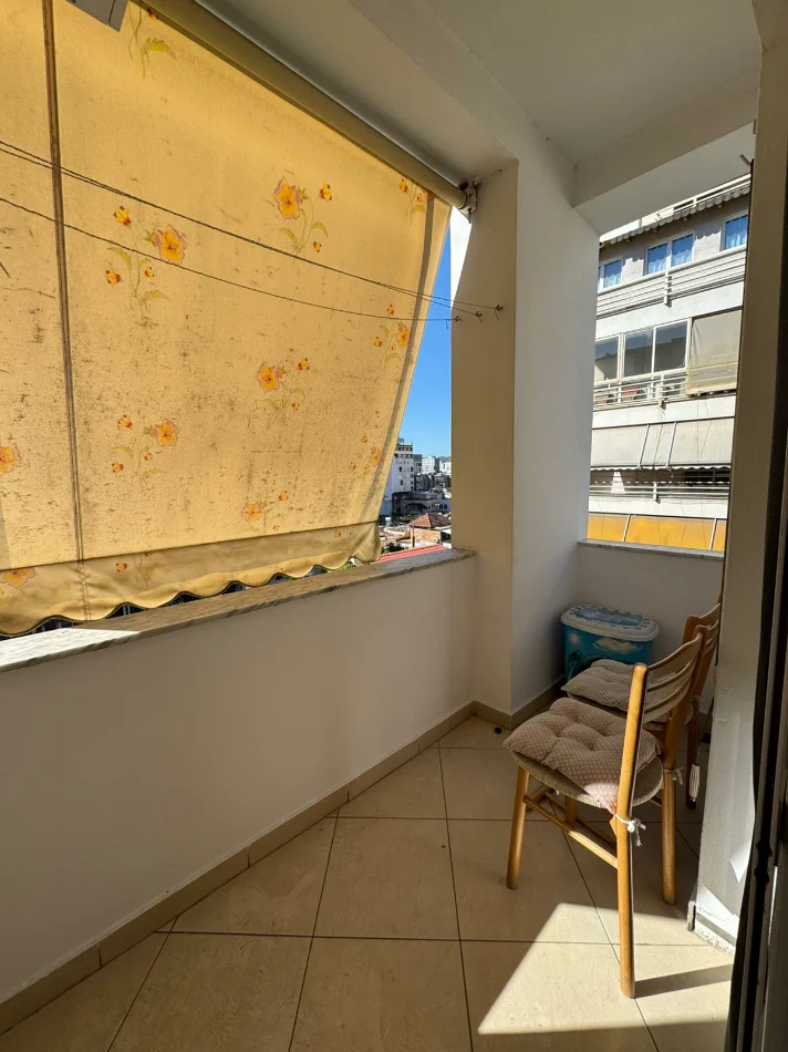 Tirane, jepet me qera Apartament 2+1 Kati 4, Cmimi 65.000 Lekë të Reja,(Pazari i Ri, Rruga Riza Cerova, Tiranë)