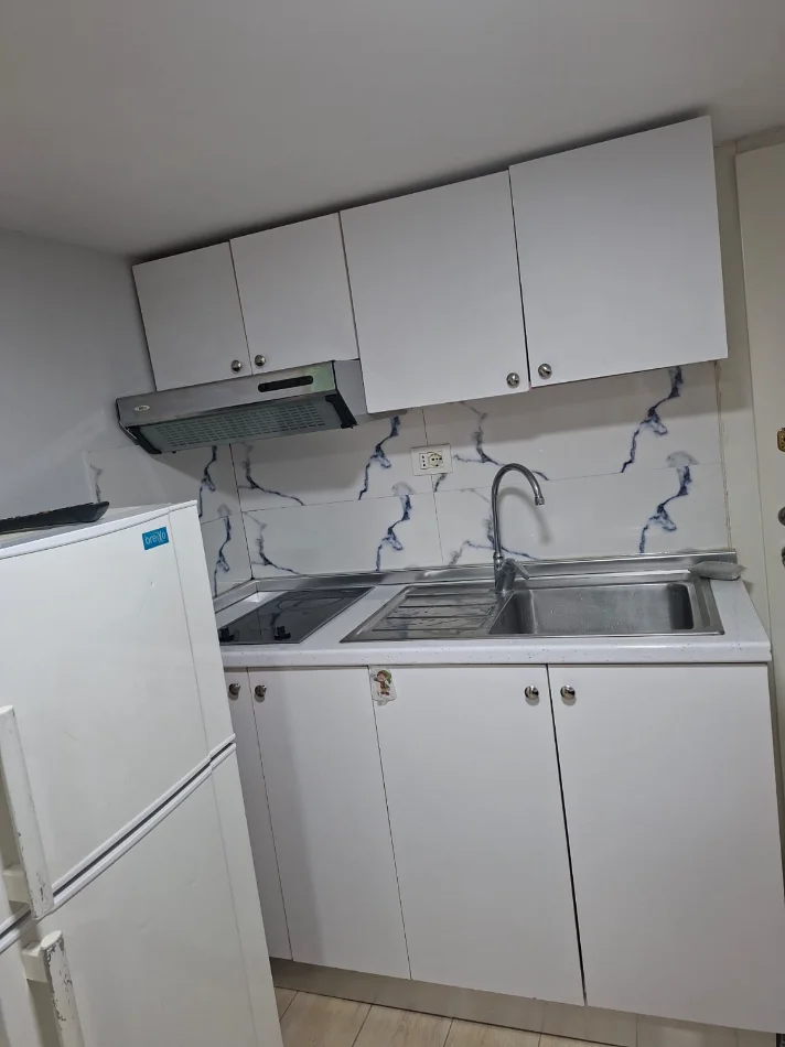 Tirane, jepet me qera apartament 1+1 Kati 2, 30 m² 250 € (Rruga 5 maji)