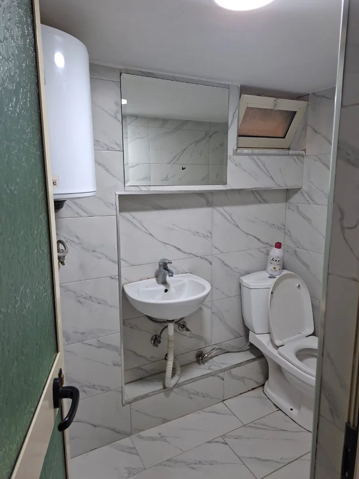 Tirane, jepet me qera apartament 1+1 Kati 2, 30 m² 250 € (Rruga 5 maji)