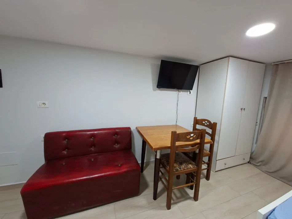 Tirane, jepet me qera apartament 1+1 Kati 2, 30 m² 250 € (Rruga 5 maji)