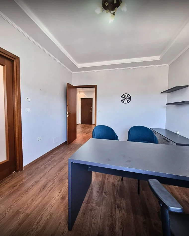 Tirane, jepet me qera zyre Kati 10, 120 m² 2.000 € 