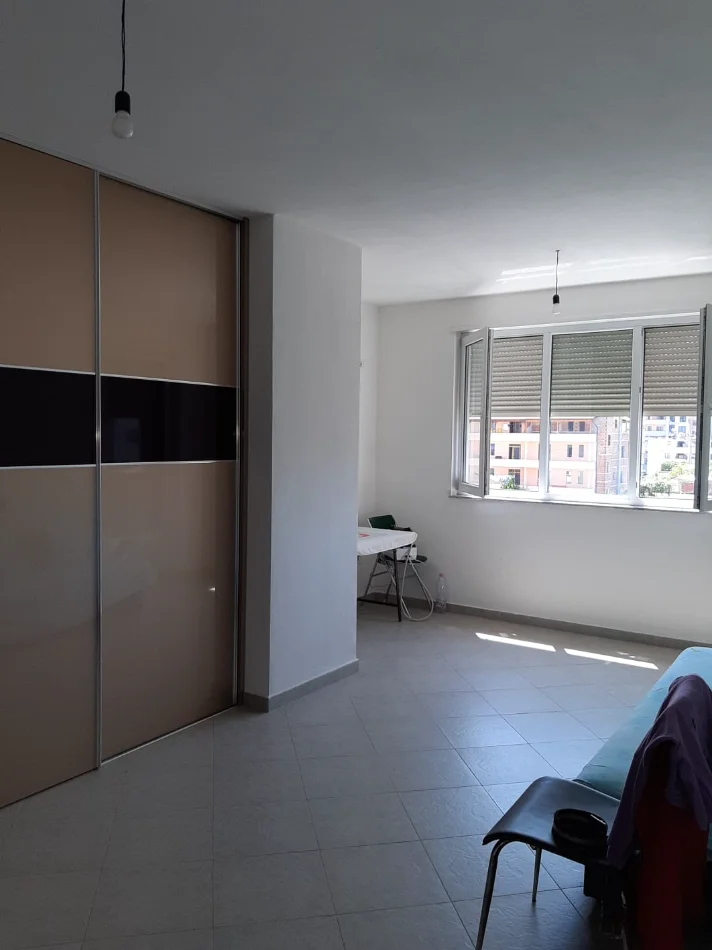 Shqiperi, jepet me qera apartament 2+1+Ballkon Kati 3, 95 m² 550 € 