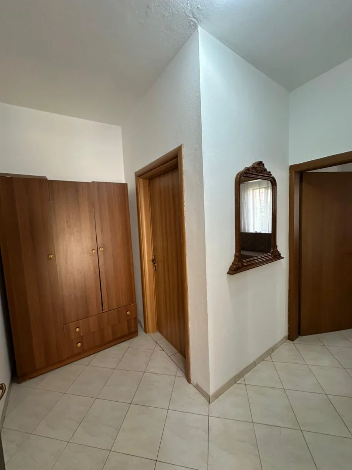 Tirane, jepet me qera apartament 1+1 Kati 2, 65 m² 380 € (Rruga Hekuran Mara)