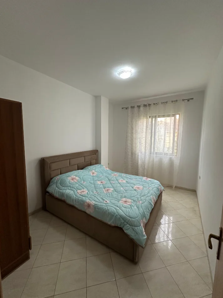 Tirane, jepet me qera apartament 1+1 Kati 2, 65 m² 380 € (Rruga Hekuran Mara)