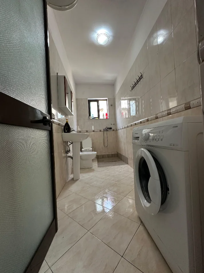 Tirane, jepet me qera apartament 1+1 Kati 2, 65 m² 380 € (Rruga Hekuran Mara)