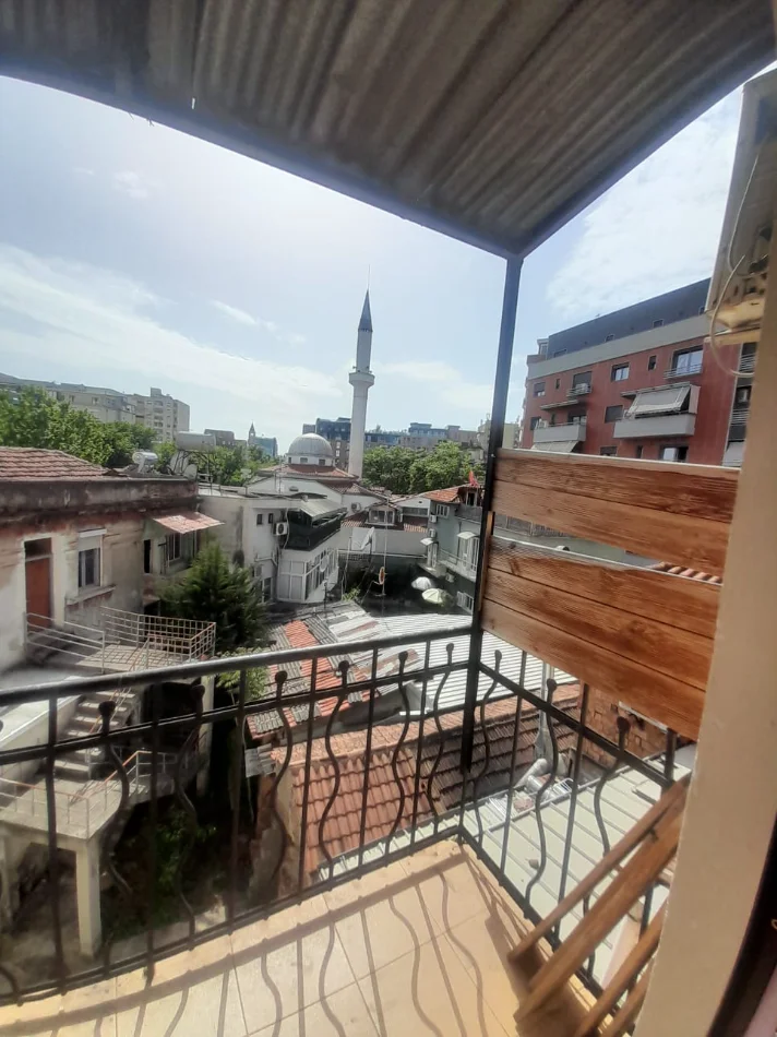 Tirane, jepet me qera Garsioner ,Mobiluar,Kati 3, 40m² ,Çmimi 500 E,  tek  Rruga DURRESIT, Tirane