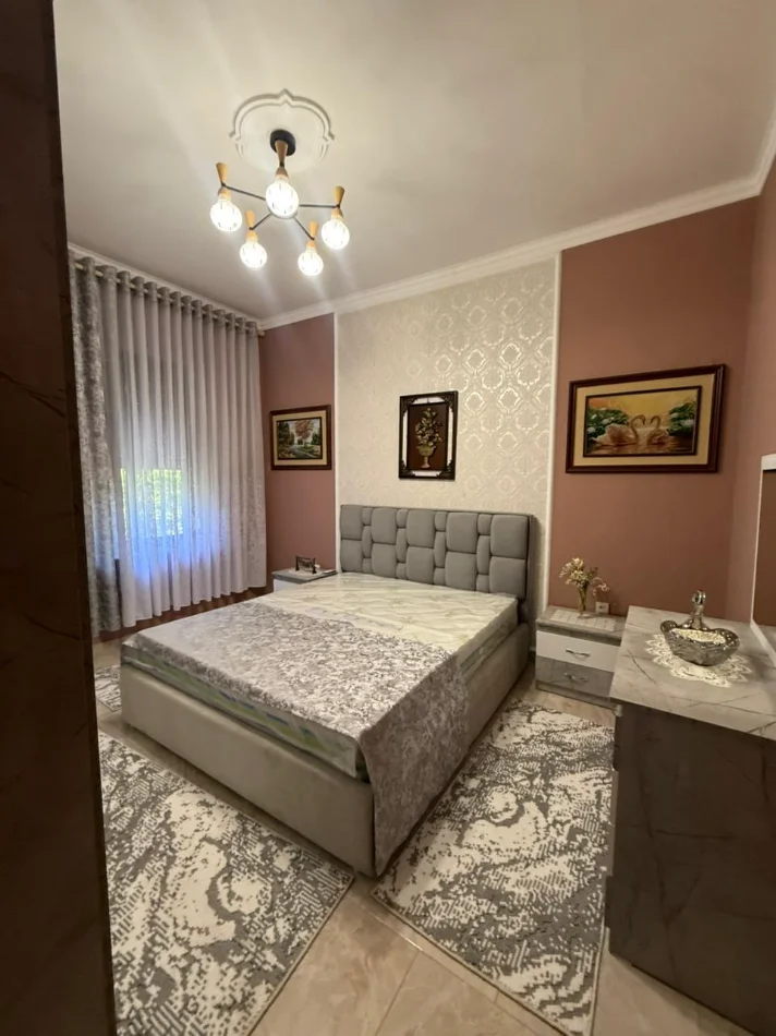 Tirane, jepet me qera apartament 2+1 , 630 € (Stadiumi Dinamo)